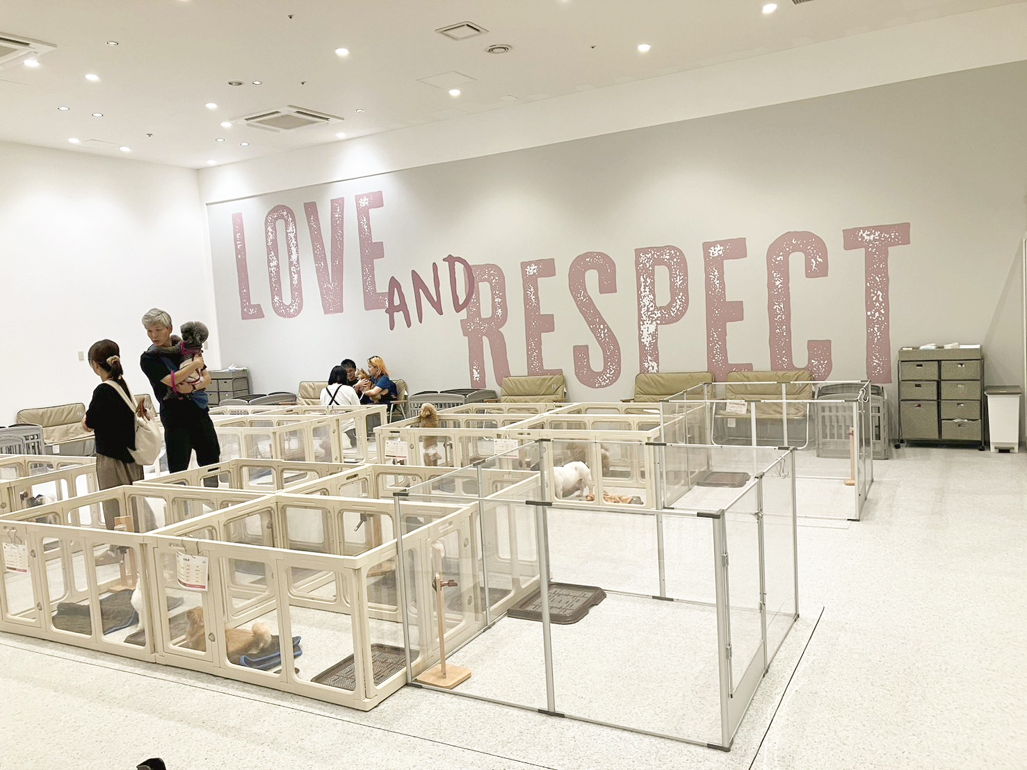 「LOVE AND RESPECT」を掲げた館内
