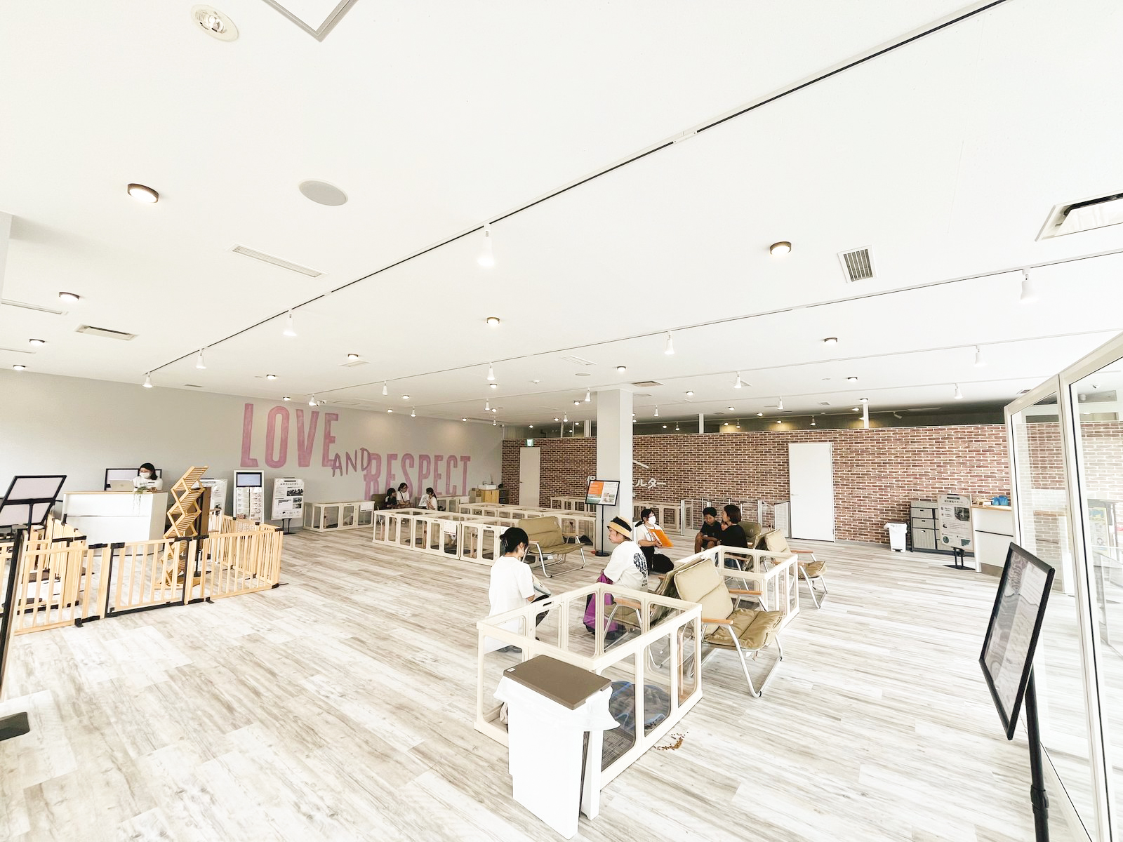 「LOVE AND RESPECT」を掲げた館内